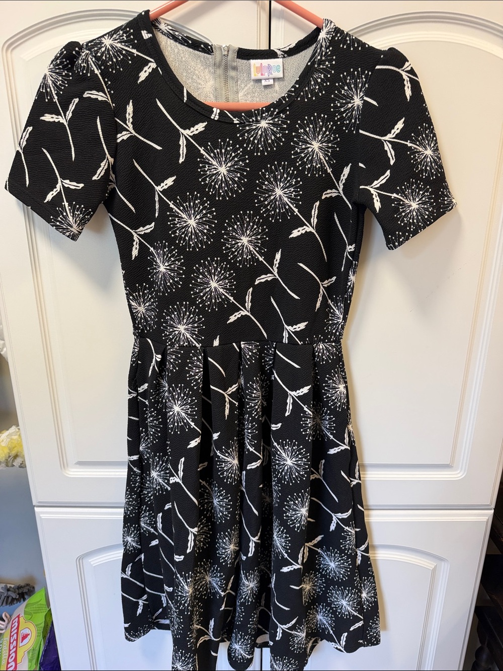 LuLaRoe XS Black and White Dandelion Print Dress with pockets!